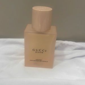 One ounce of Gucci bloom perfume Parfum for Hair. (Same as Gucci Bloom for Body)